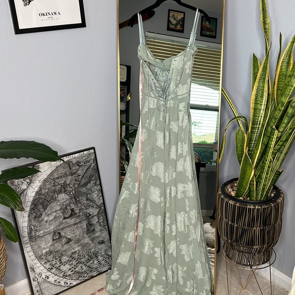 HOUSE OF CB 'Seren' Pistachio Floral Lace Back Maxi Dress NWOT